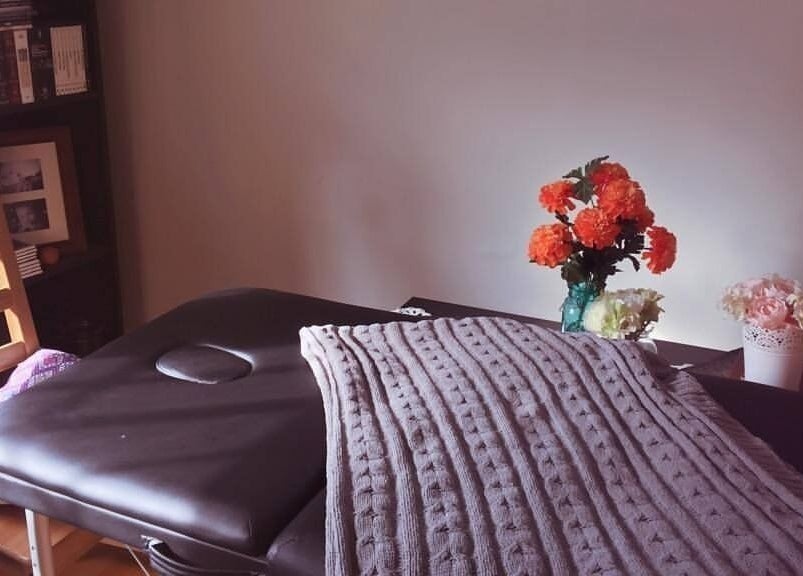 Relaxing setup at Eye Love Lashes YVR - Mobile in Vancouver, British Columbia, CA with cozy blanket and flowers.