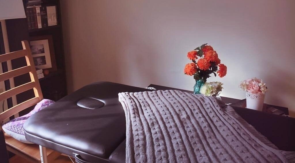 Relaxing setup at Eye Love Lashes YVR - Mobile in Vancouver, British Columbia, CA with cozy blanket and flowers.