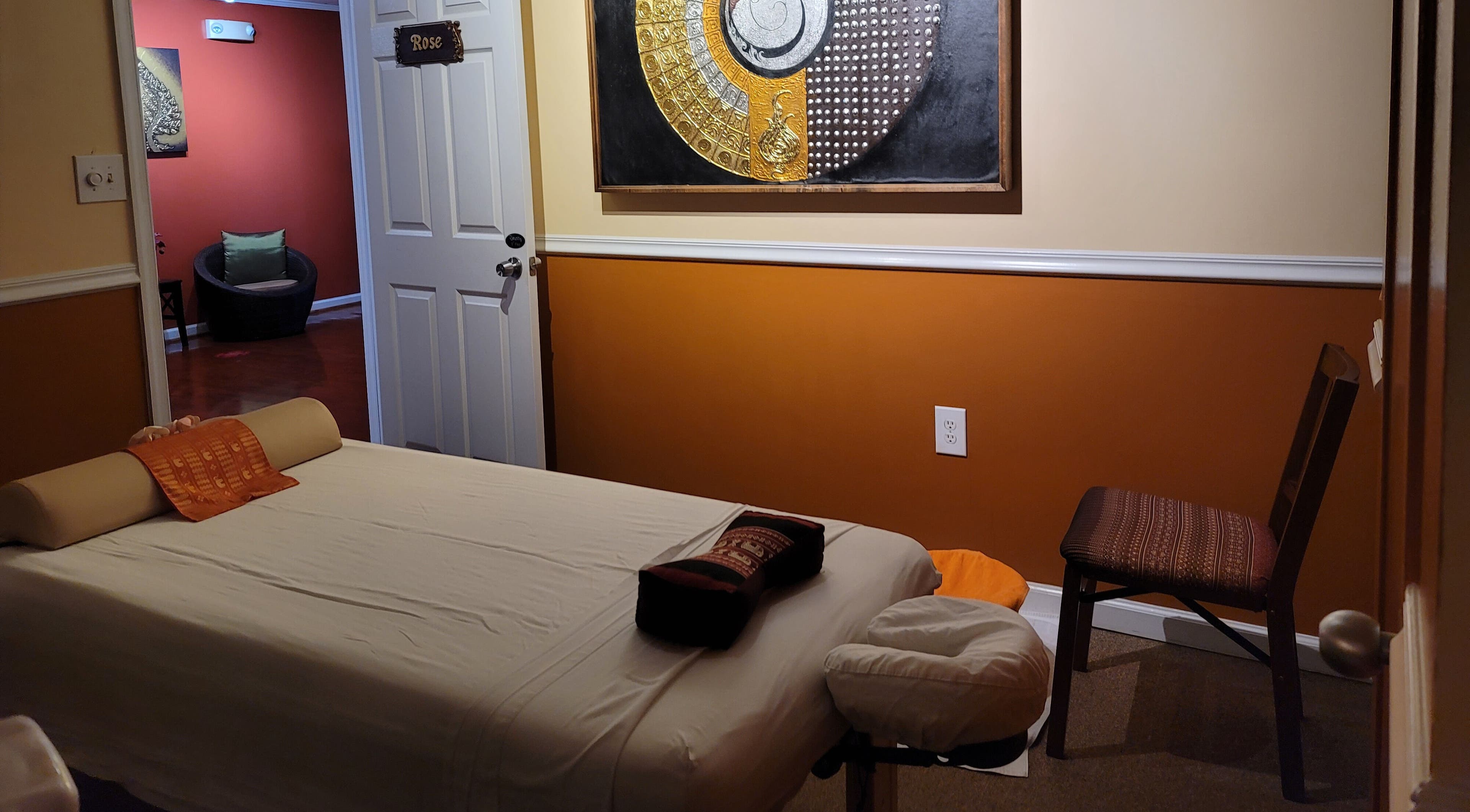 Serene massage room at Malee Thai Massage Fairfax, Virginia, US with therapy bed and calming decor.