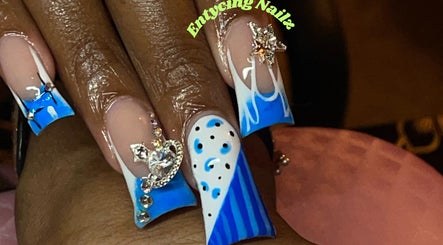 Entycing Nails