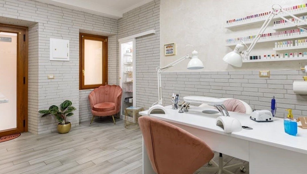 Interno elegante di Studio Nails Di Stefania Portas, Iglesias, Sardegna, IT. Arredo moderno e poltrone rosa.