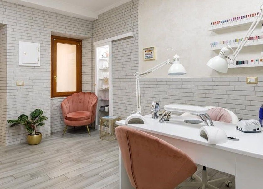 Interno elegante di Studio Nails Di Stefania Portas, Iglesias, Sardegna, IT. Arredo moderno e poltrone rosa.