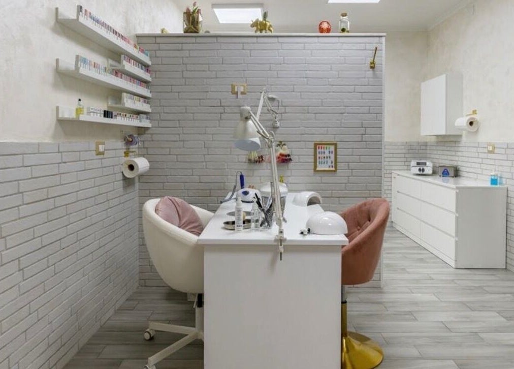 Interno moderno di Studio Nails Di Stefania Portas, Iglesias, Sardegna, IT con sedie colorate.