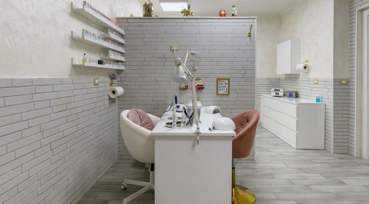 Interno moderno di Studio Nails Di Stefania Portas, Iglesias, Sardegna, IT con sedie colorate.