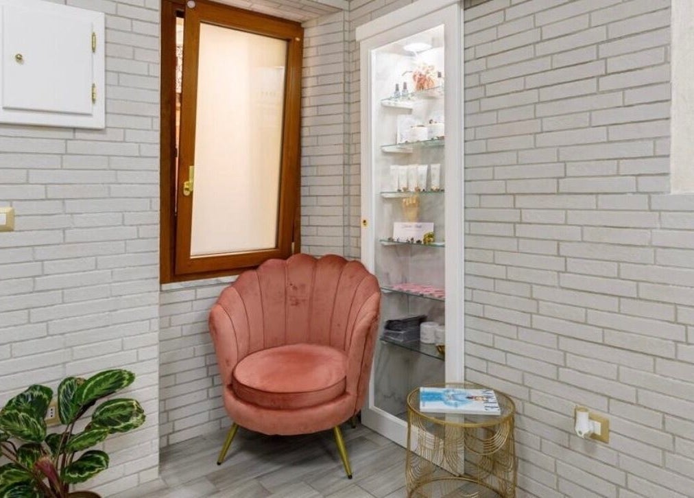 Angolo accogliente con poltrona rosa a Studio Nails Di Stefania Portas, Iglesias, Sardegna, IT.