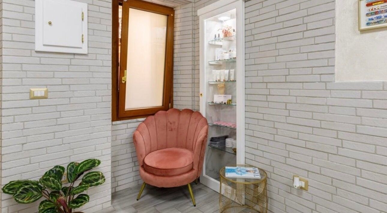 Angolo accogliente con poltrona rosa a Studio Nails Di Stefania Portas, Iglesias, Sardegna, IT.