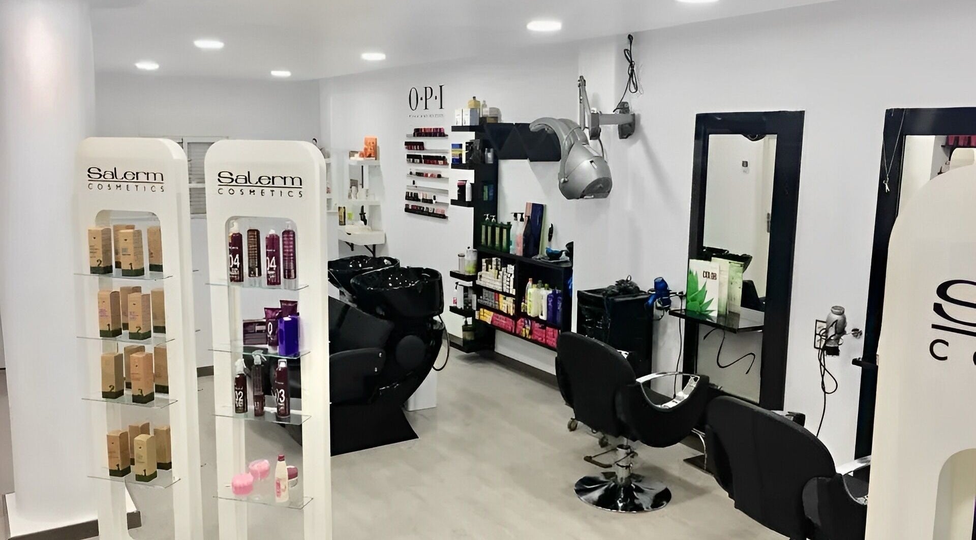 Interior de DVero Peluquería en Arcade, Galicia, ES mostrando sillas y productos de belleza.