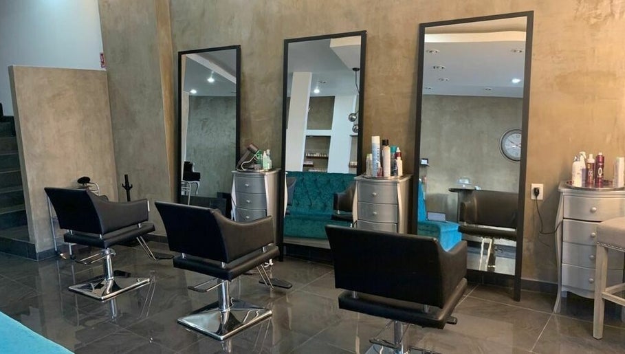 U Hair Studio, bild 1