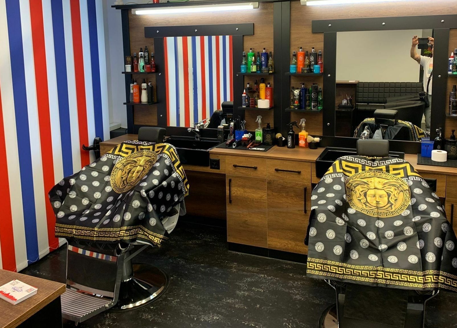 Innenansicht von The Latins Barbershop, Bern, Bern, CH mit zwei stilvollen Friseurstühlen.