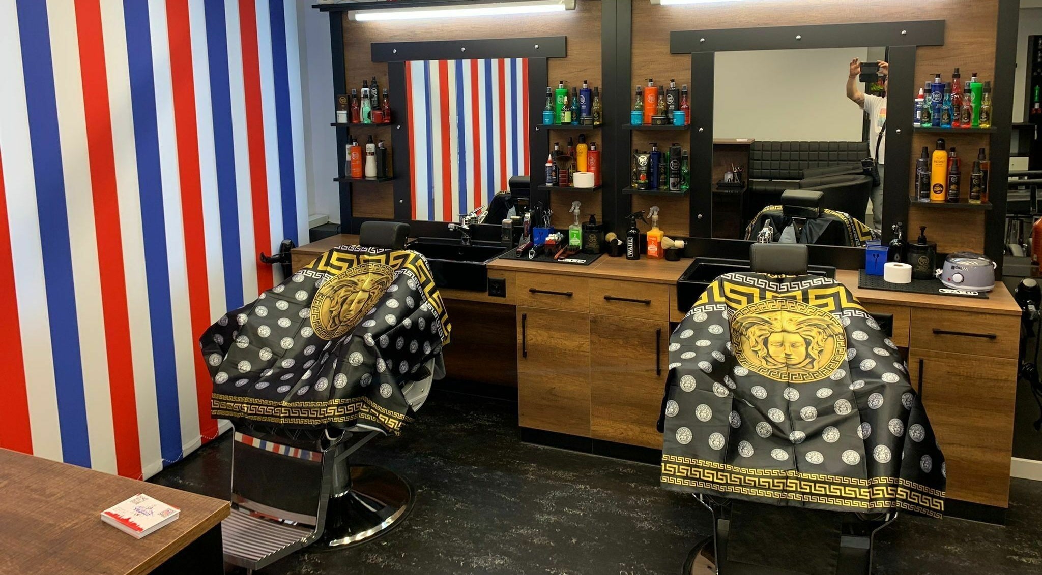 Innenansicht von The Latins Barbershop, Bern, Bern, CH mit zwei stilvollen Friseurstühlen.