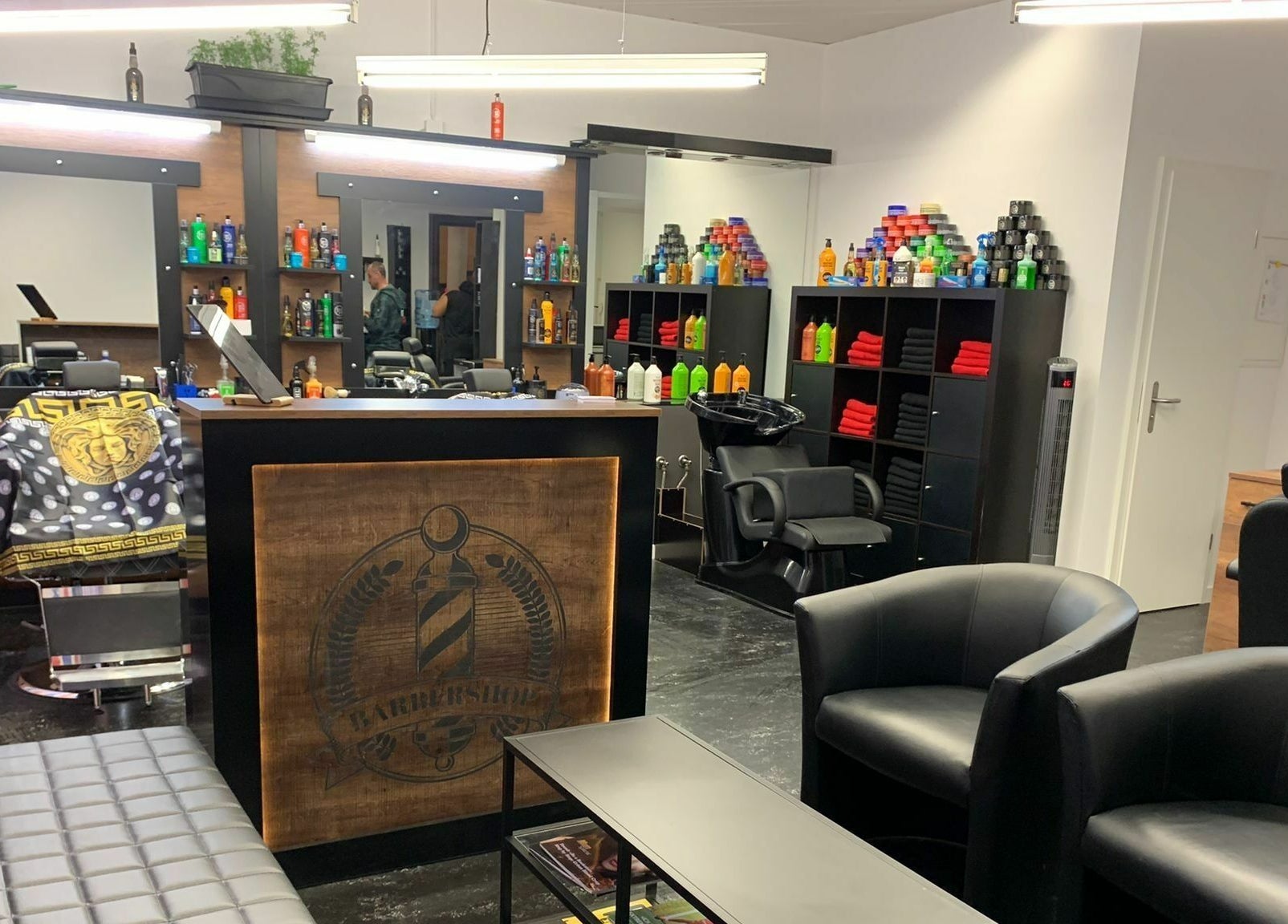 Innenansicht von The Latins Barbershop in Bern, Bern, CH mit stilvollem Interieur und Pflegeprodukte.