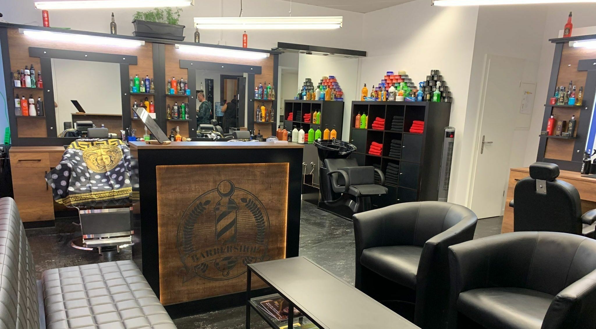Innenansicht von The Latins Barbershop in Bern, Bern, CH mit stilvollem Interieur und Pflegeprodukte.