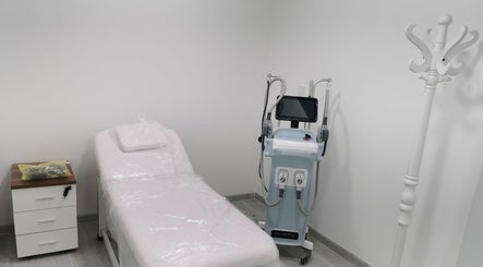 HMS Fat Freezing Slimming Therapy Center billede 2