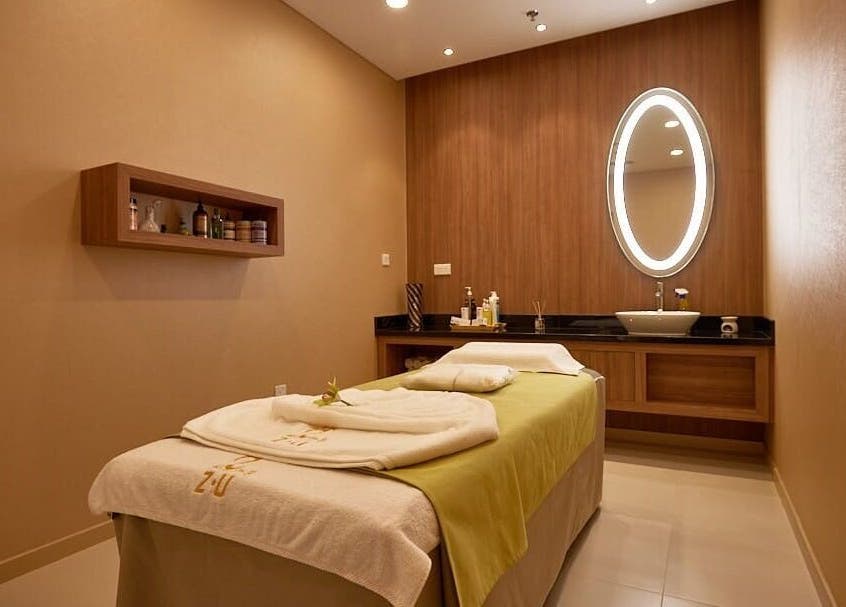 Relaxing massage room at The ZUU Ladies Massage Spa Lounge, Dubai, Dubai, AE with ambient lighting and plush linens.