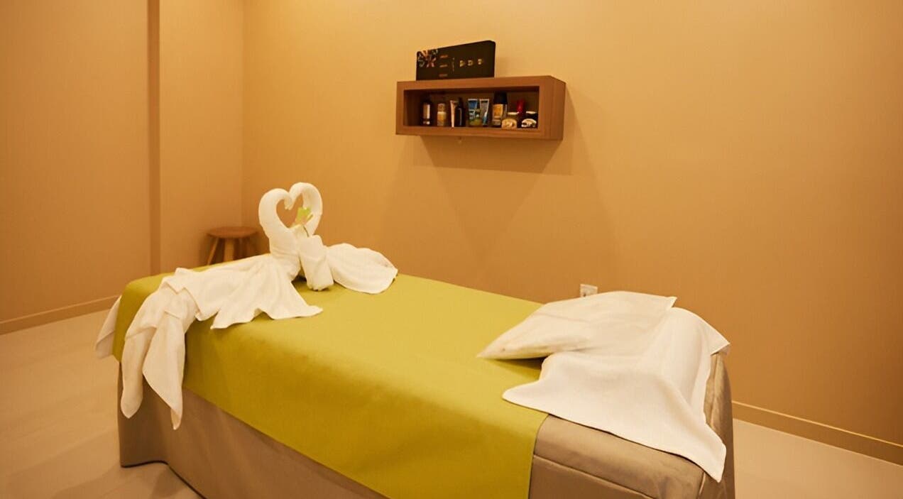 Tranquil massage room at The ZUU Ladies Massage Spa Lounge in Dubai, Dubai, AE with elegant towel decor.