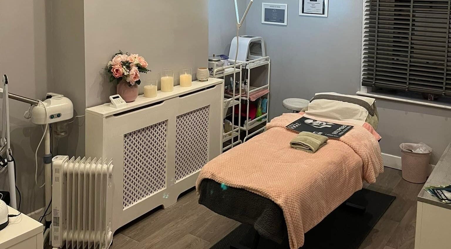 Relaxing treatment room at Jaynes Eco Beauty Studio, Liversedge, England, GB with soft lighting and cozy decor.
