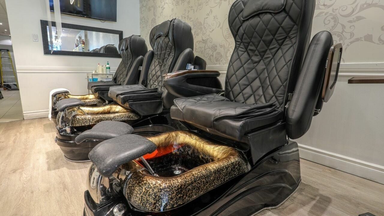 Best salons for acrylic nails in Toronto