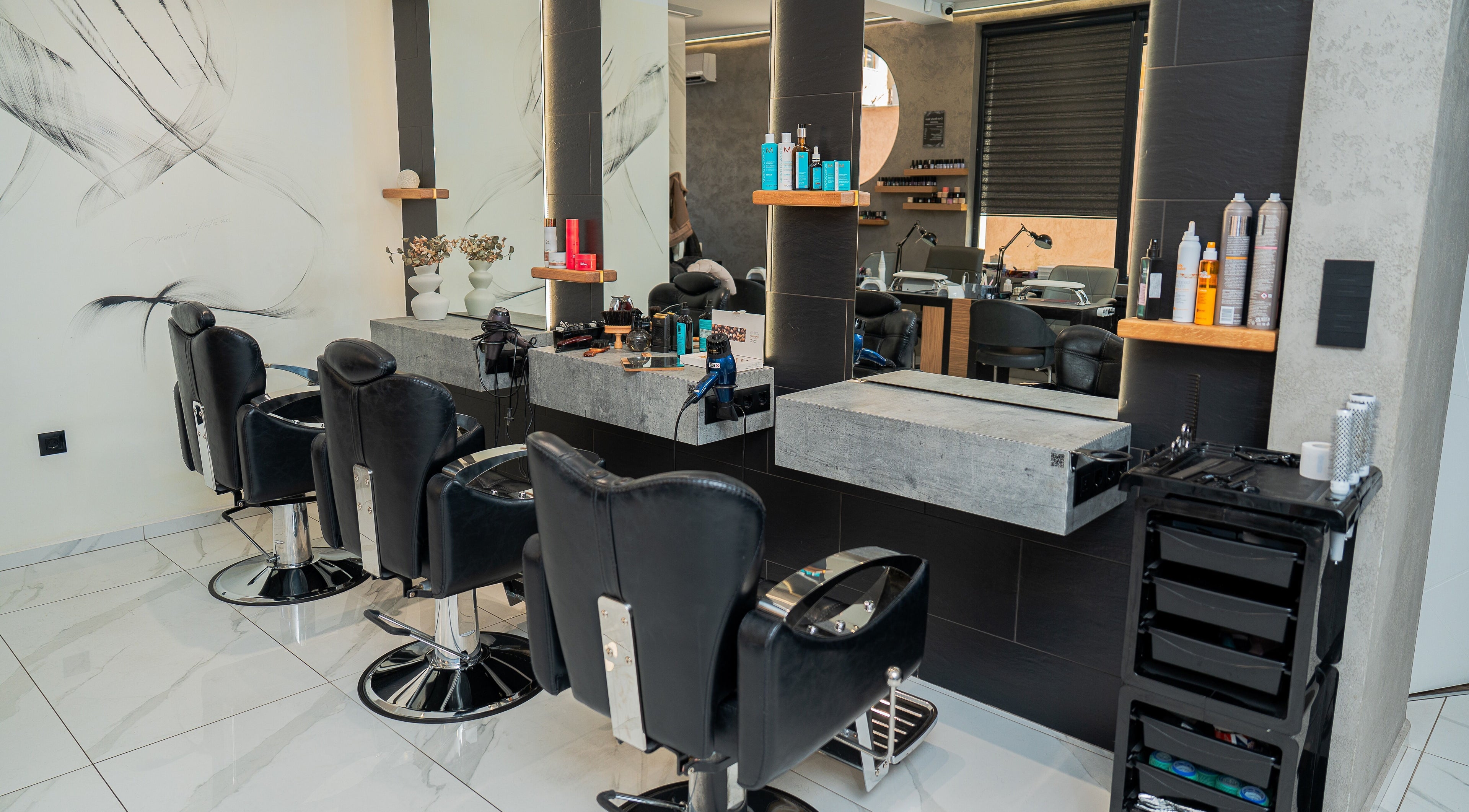 Интериор на Circle Beauty Salon в София, Софийска област, BG със стилни фризьорски места.