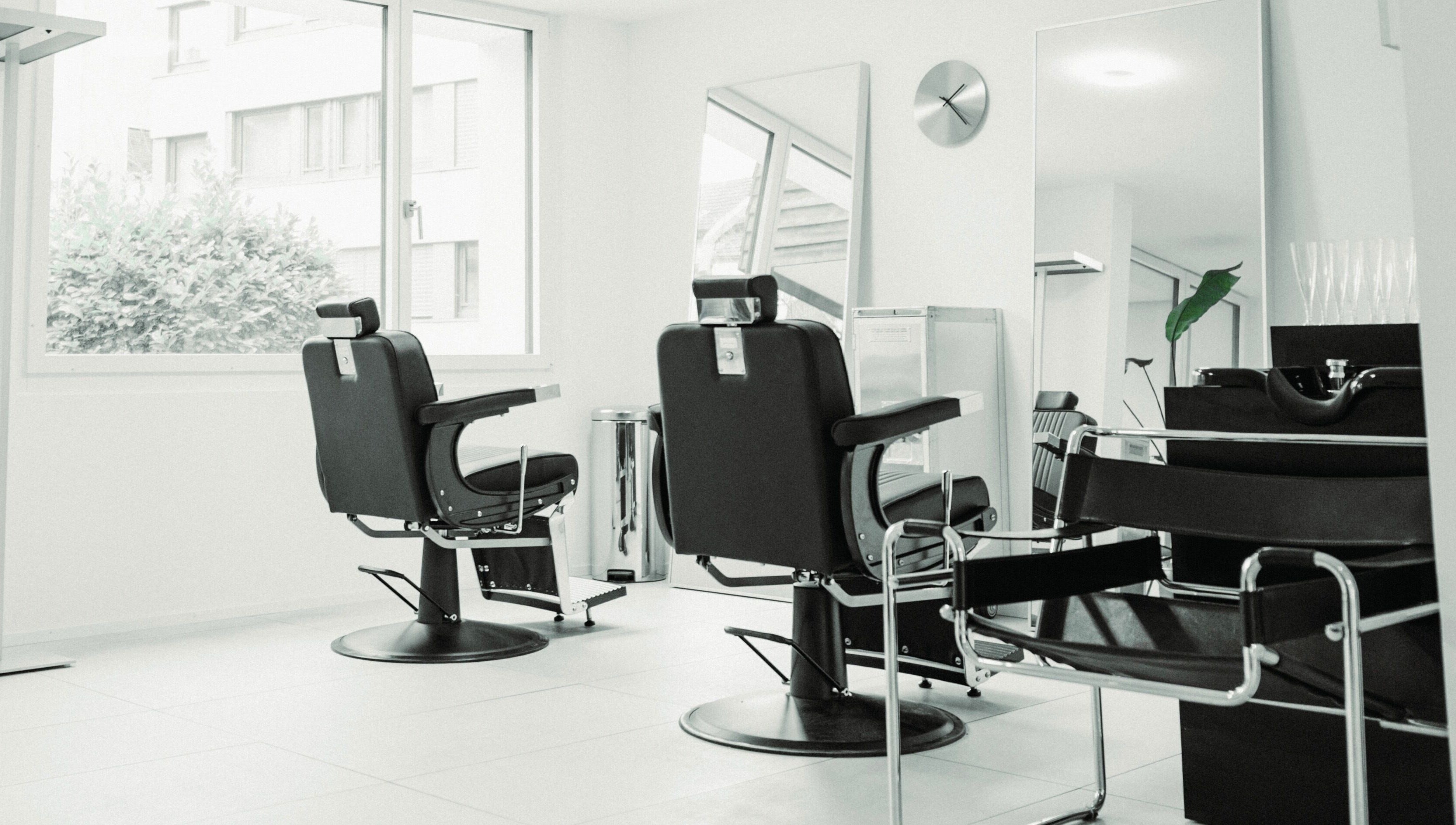 Modern salon chairs and mirrors at CONCORDE, Zürich, Zürich, CH offer a stylish beauty experience.