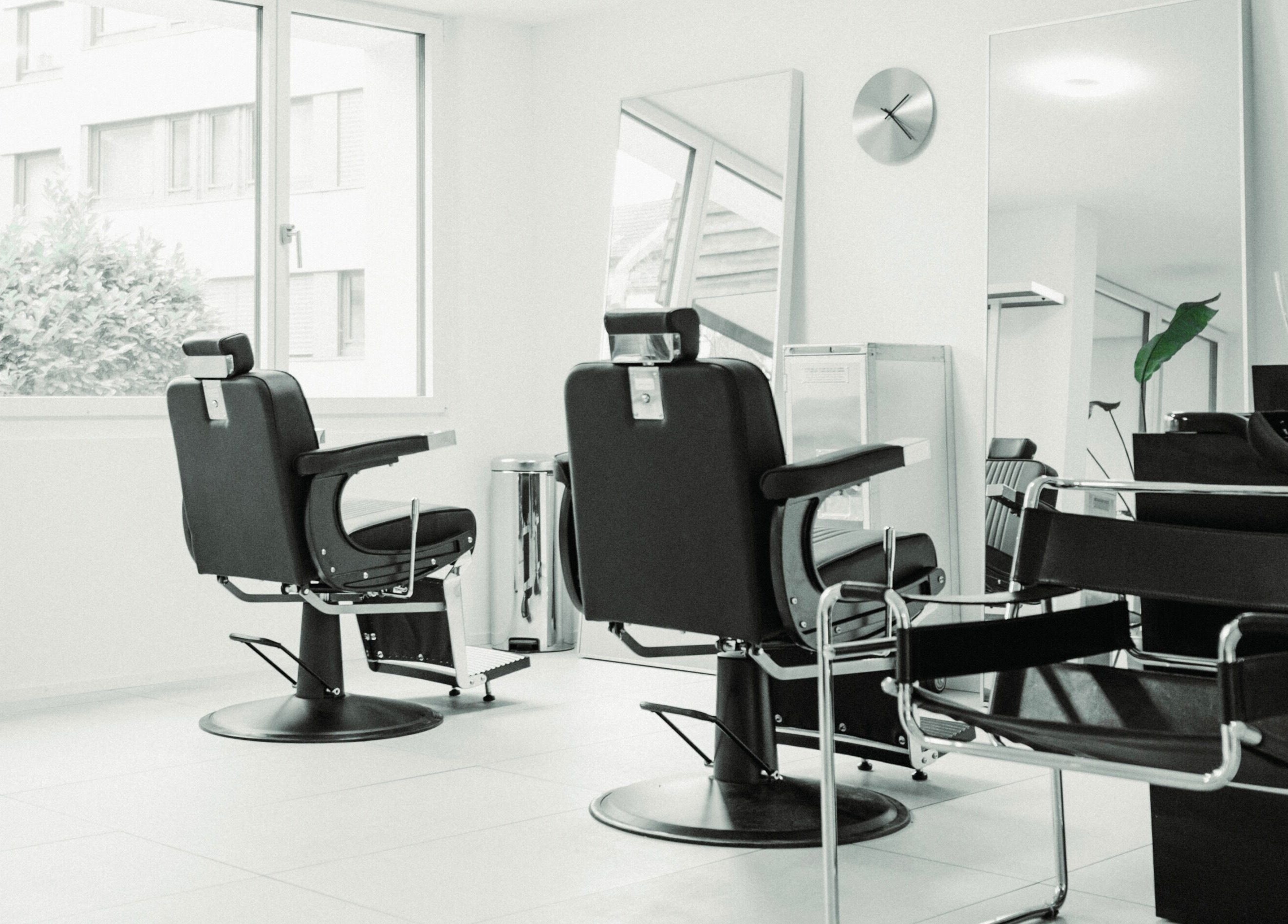 Modern salon chairs and mirrors at CONCORDE, Zürich, Zürich, CH offer a stylish beauty experience.