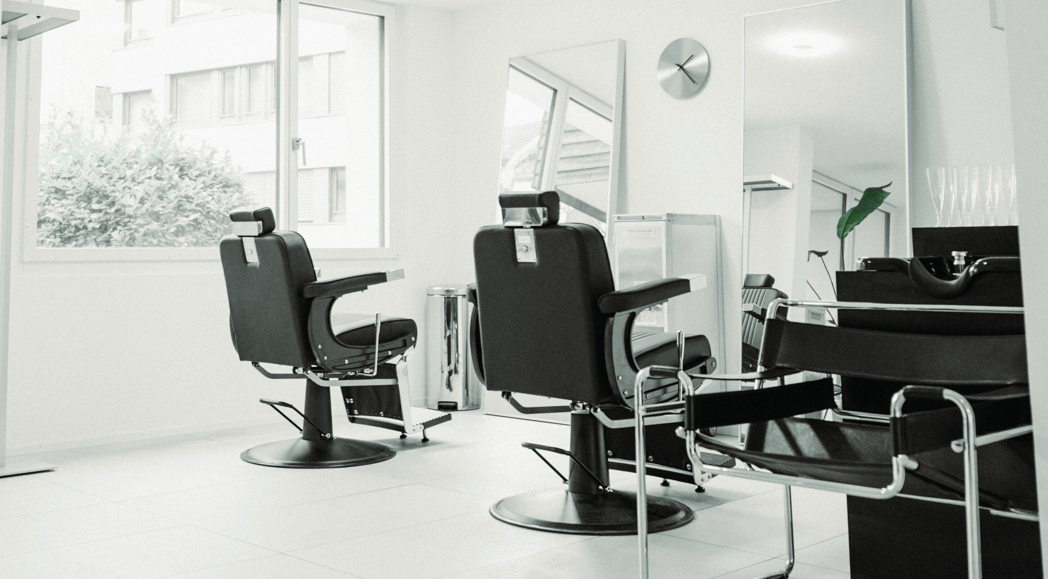 Modern salon chairs and mirrors at CONCORDE, Zürich, Zürich, CH offer a stylish beauty experience.