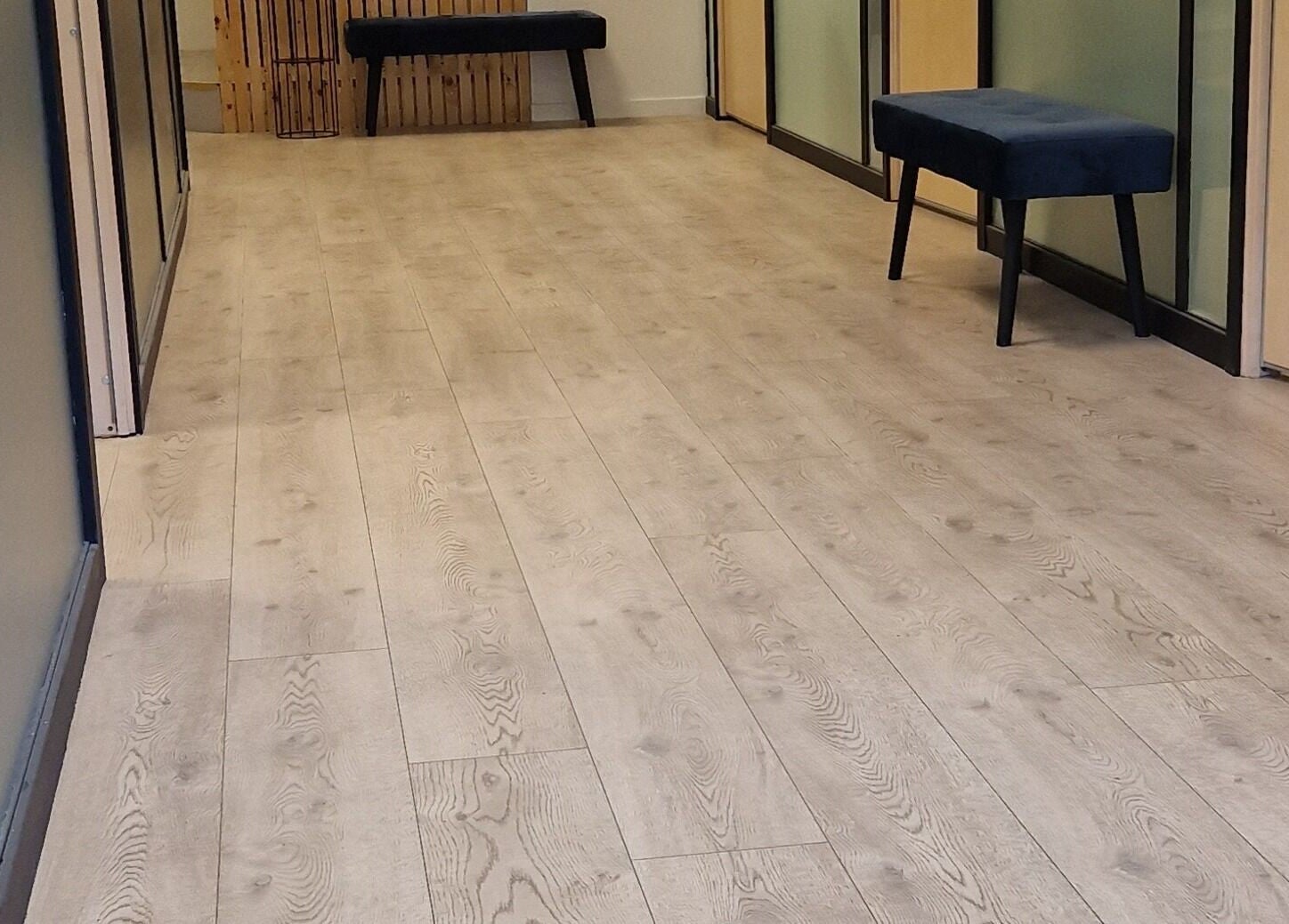 Lita Lux-gang på Sola, Rogaland, NO med lyst tregulv og elegante benker.