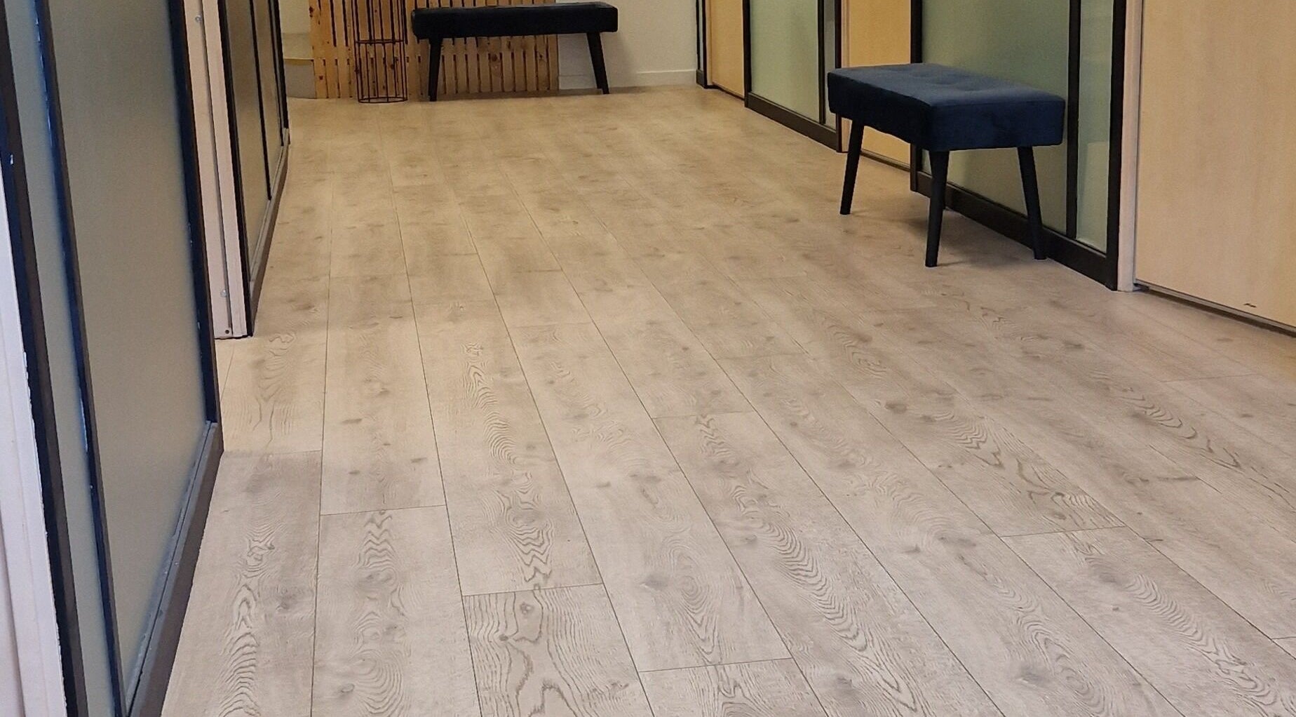 Lita Lux-gang på Sola, Rogaland, NO med lyst tregulv og elegante benker.