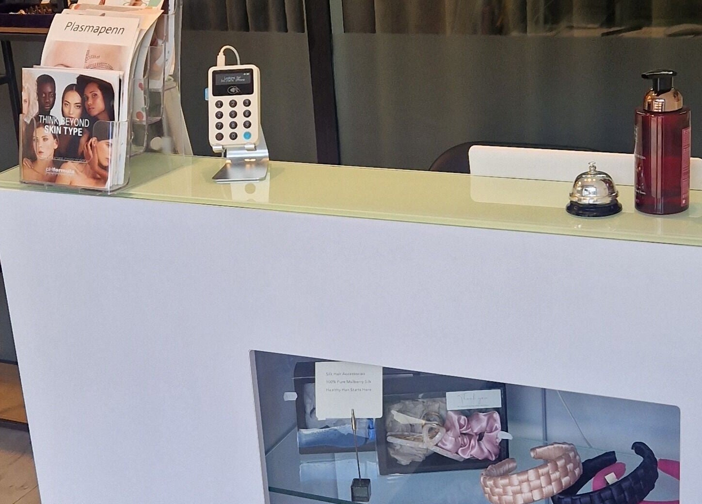 Elegant resepsjon ved Lita Lux, Sola, Rogaland, NO med brosjyrer og produkter på disken.