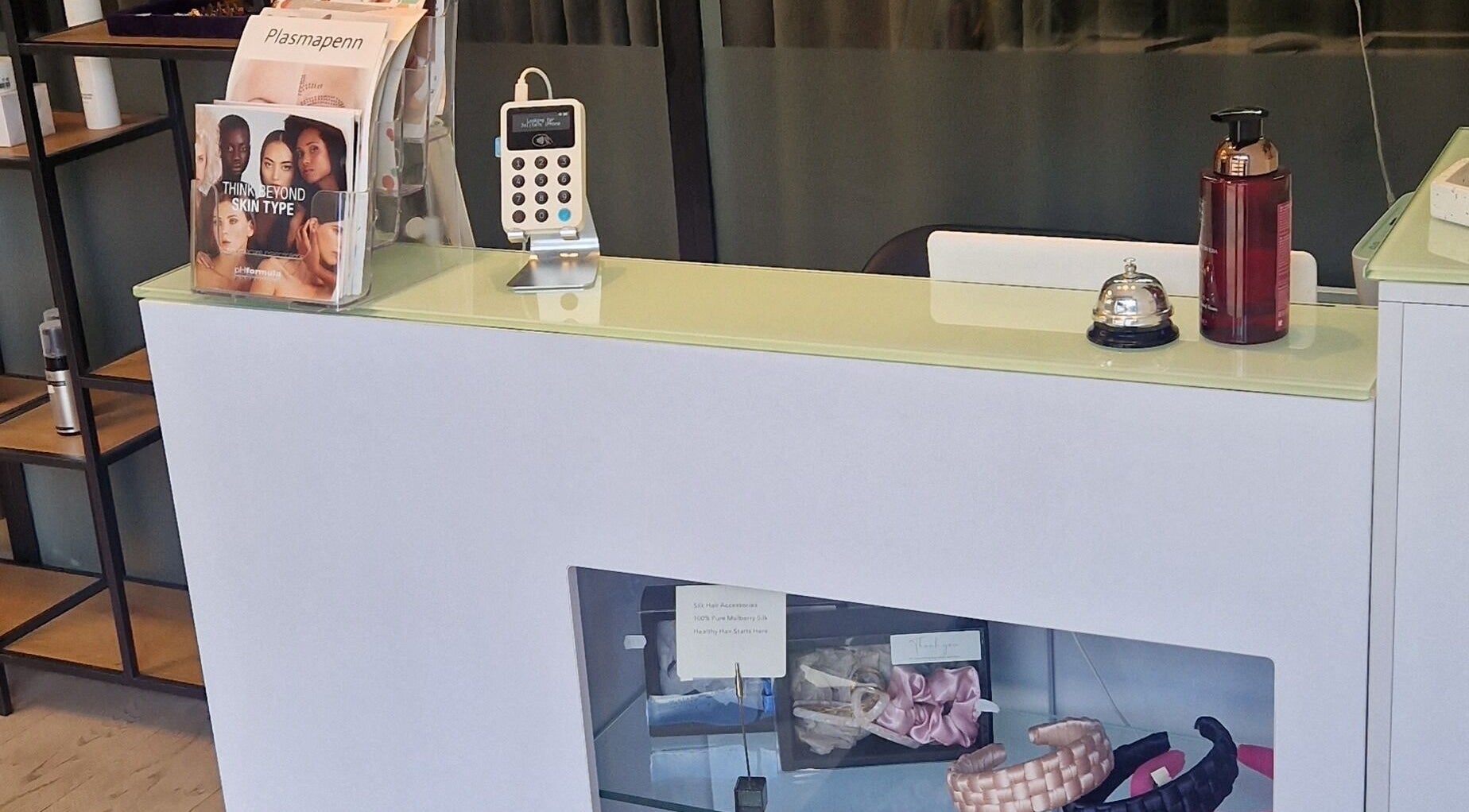 Elegant resepsjon ved Lita Lux, Sola, Rogaland, NO med brosjyrer og produkter på disken.