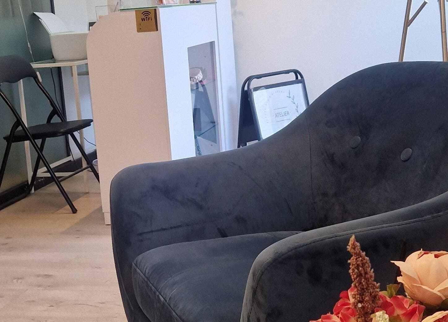 Moderne lounge på Lita Lux, Sola, Rogaland, NO, med komfortabel sofa og avslappende atmosfære.