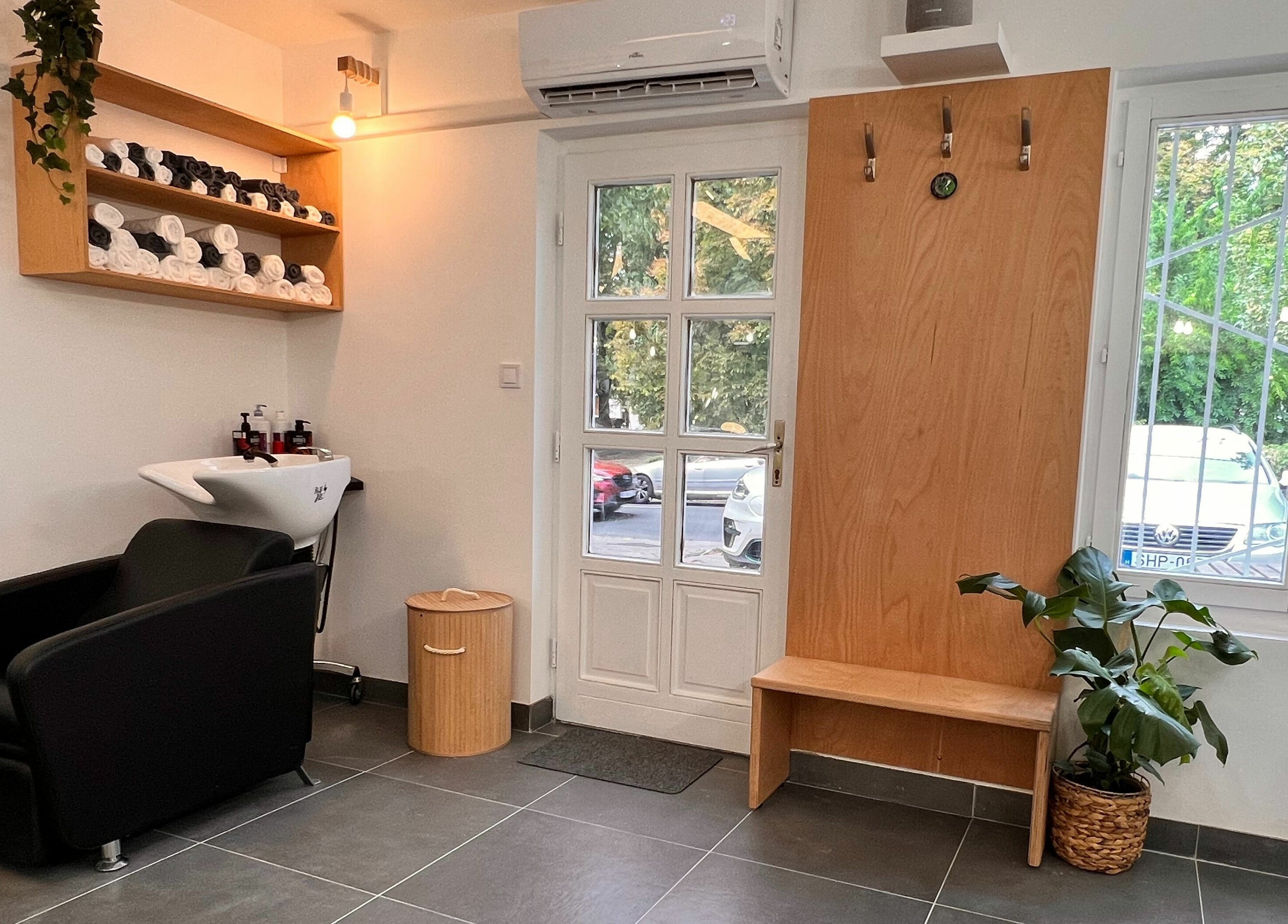 Modern hajmosóállomás a Fantasy Salon and Barber-ben, Budakeszi, HU. Elegáns, világos belső tér.