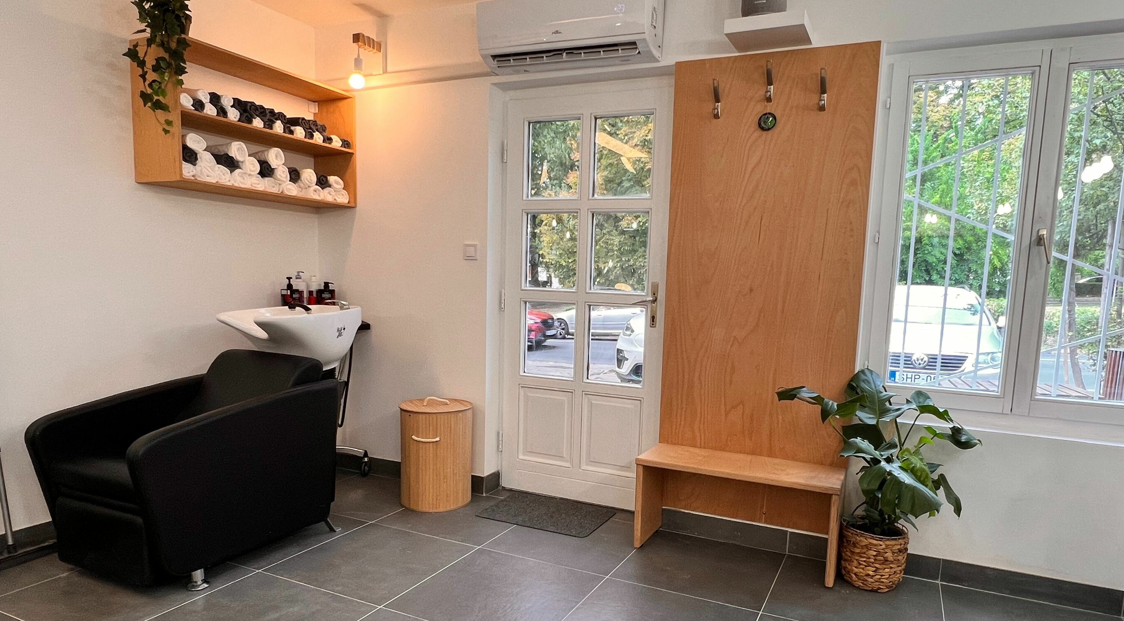 Modern hajmosóállomás a Fantasy Salon and Barber-ben, Budakeszi, HU. Elegáns, világos belső tér.