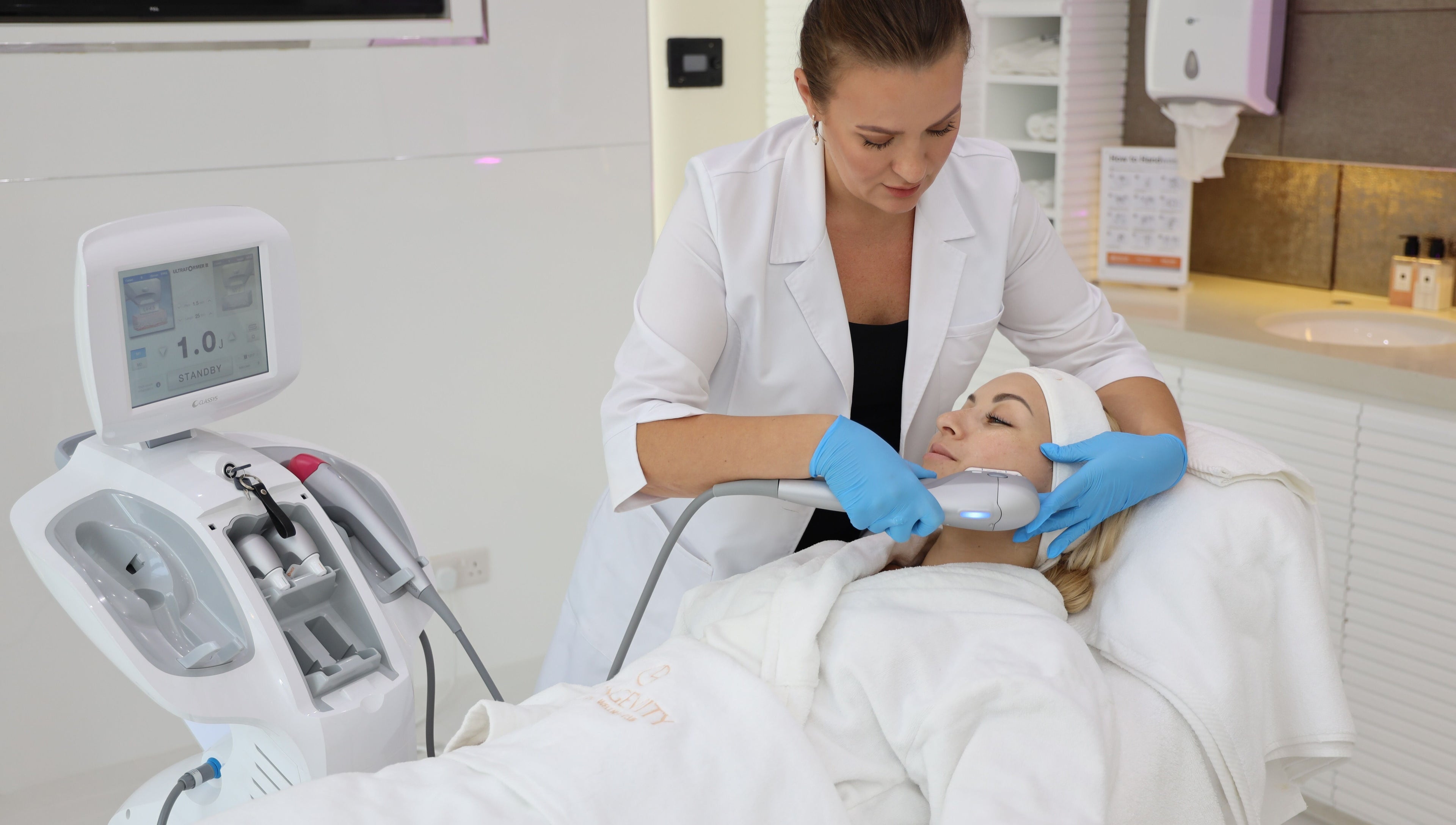 Facial treatment at Longevity Health and Wellness Club, دبي, دبي, AE. Aesthetician using advanced equipment.