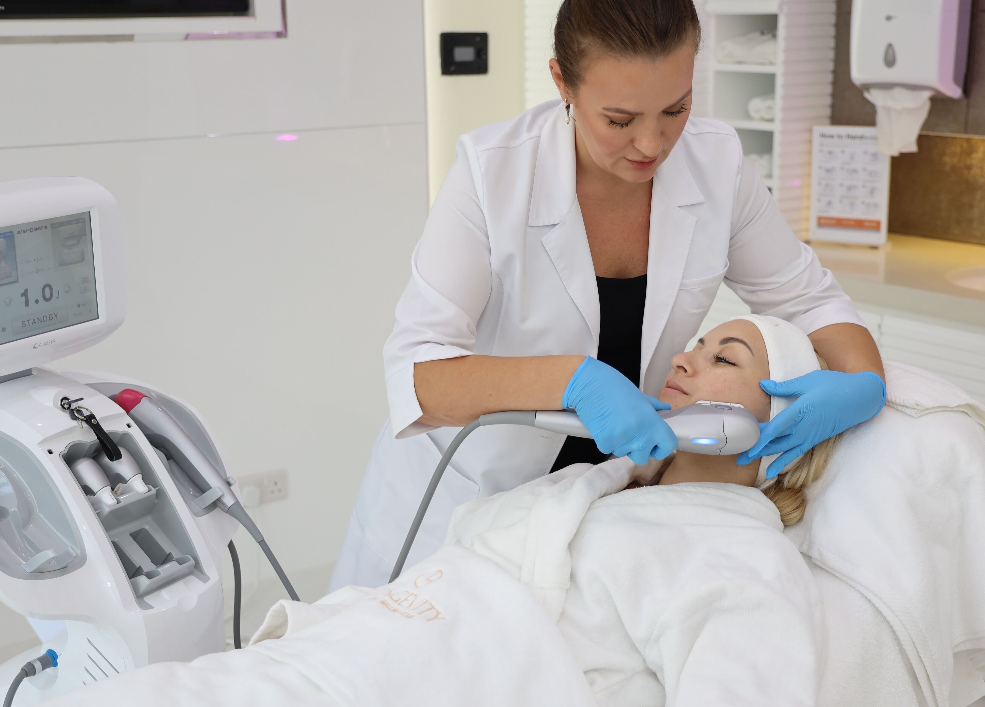 Facial treatment at Longevity Health and Wellness Club, دبي, دبي, AE. Aesthetician using advanced equipment.