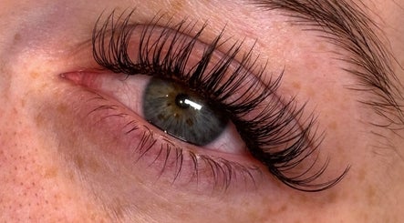 Lashes by Livv صورة 3