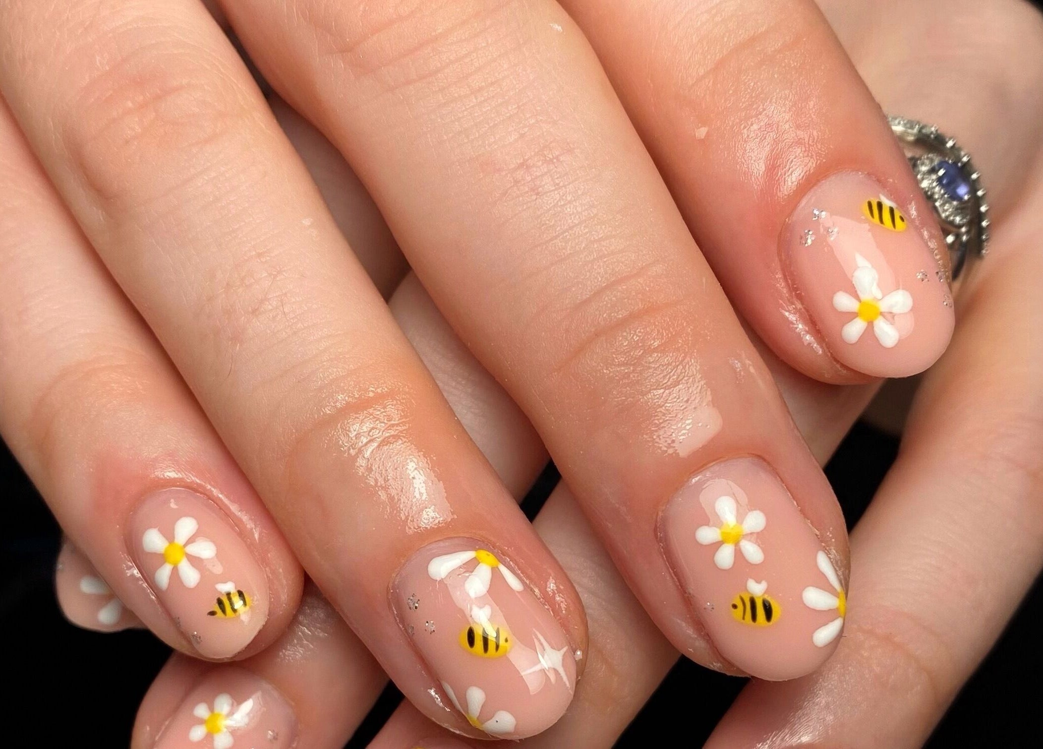 Bee and daisy nail art at No Filter aesthetics and beauty, Aylesbury, England, GB. Trendy manicure design.