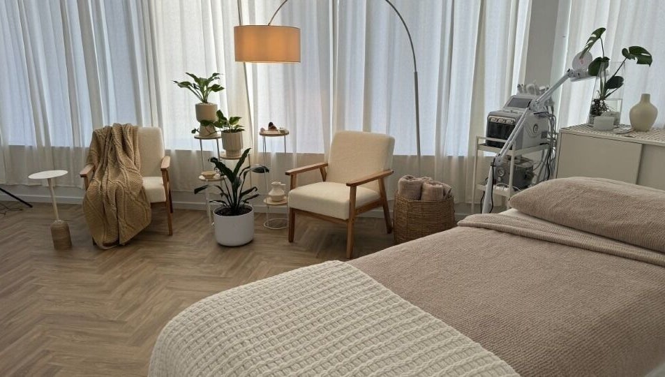 Relaxing wellness space at Fisioforma in Broadbeach, Queensland, AU with cozy chairs and soft lighting.