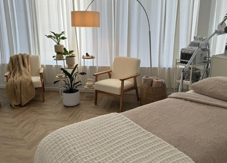 Relaxing wellness space at Fisioforma in Broadbeach, Queensland, AU with cozy chairs and soft lighting.