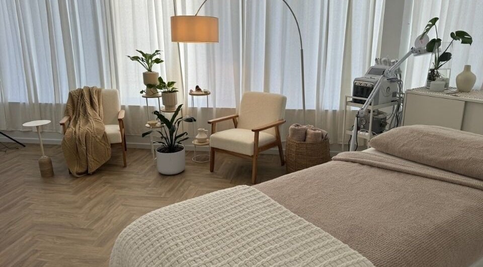 Relaxing wellness space at Fisioforma in Broadbeach, Queensland, AU with cozy chairs and soft lighting.