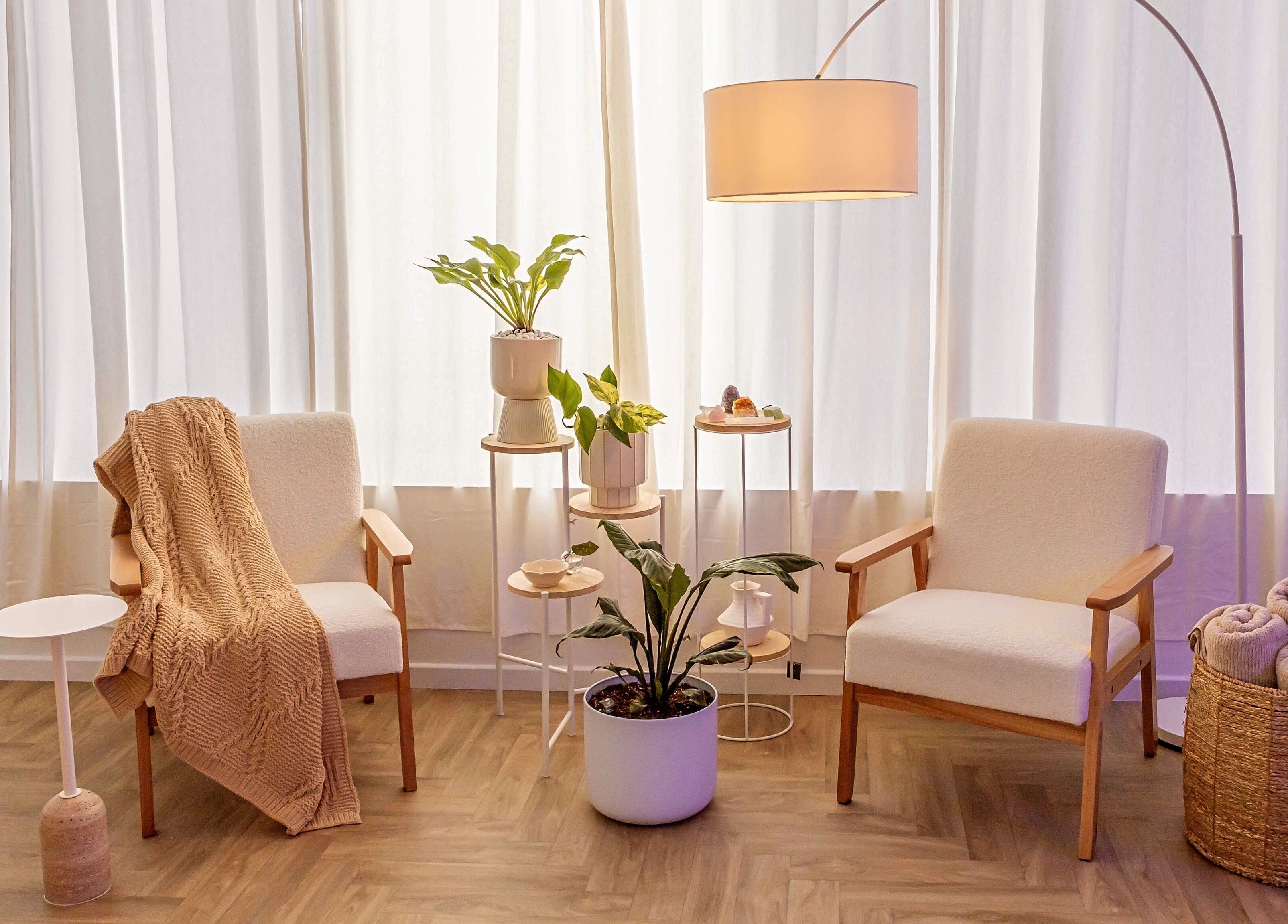 Calming relaxation corner at Fisioforma, Broadbeach, Queensland, AU with cozy seating and soft lighting.