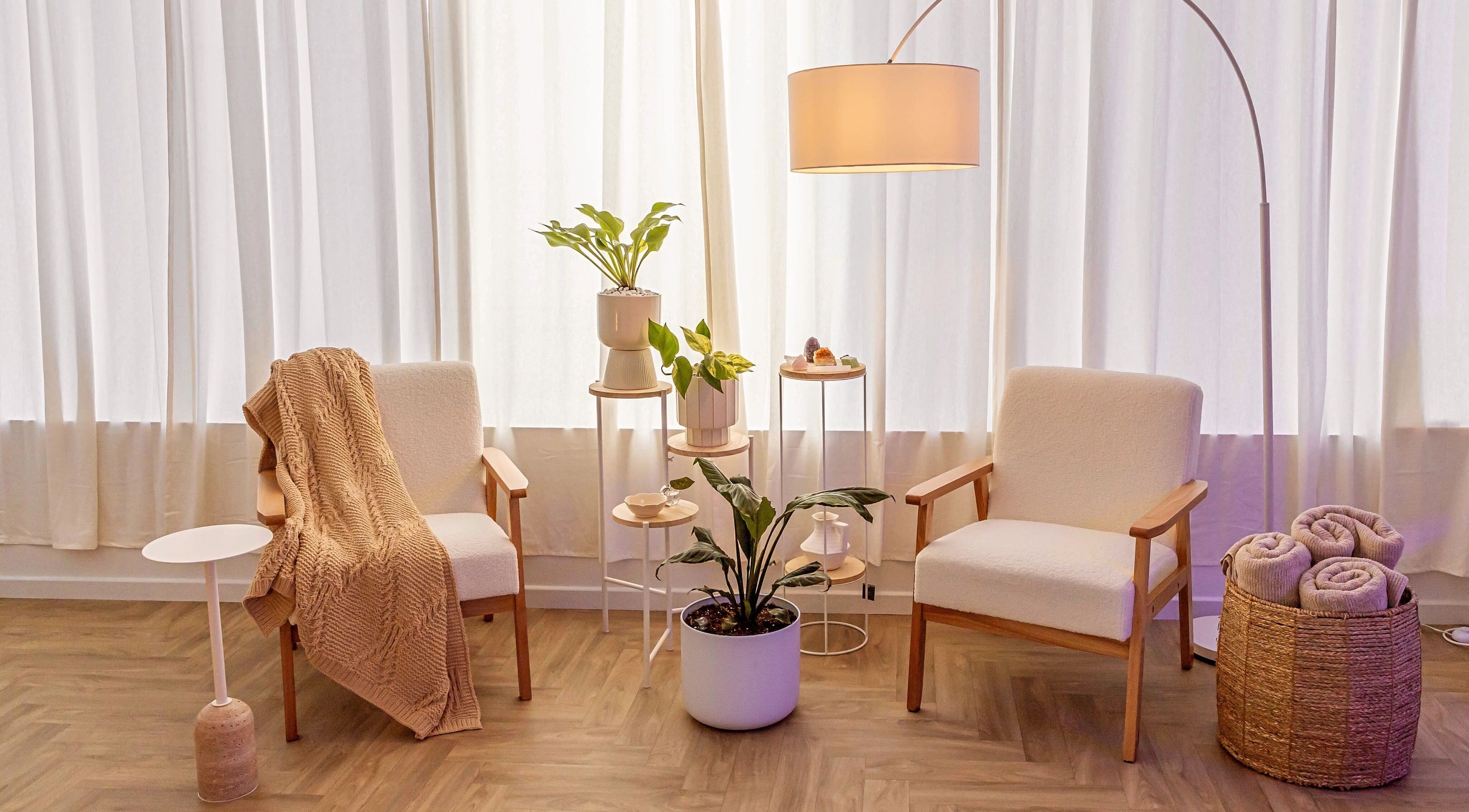 Calming relaxation corner at Fisioforma, Broadbeach, Queensland, AU with cozy seating and soft lighting.