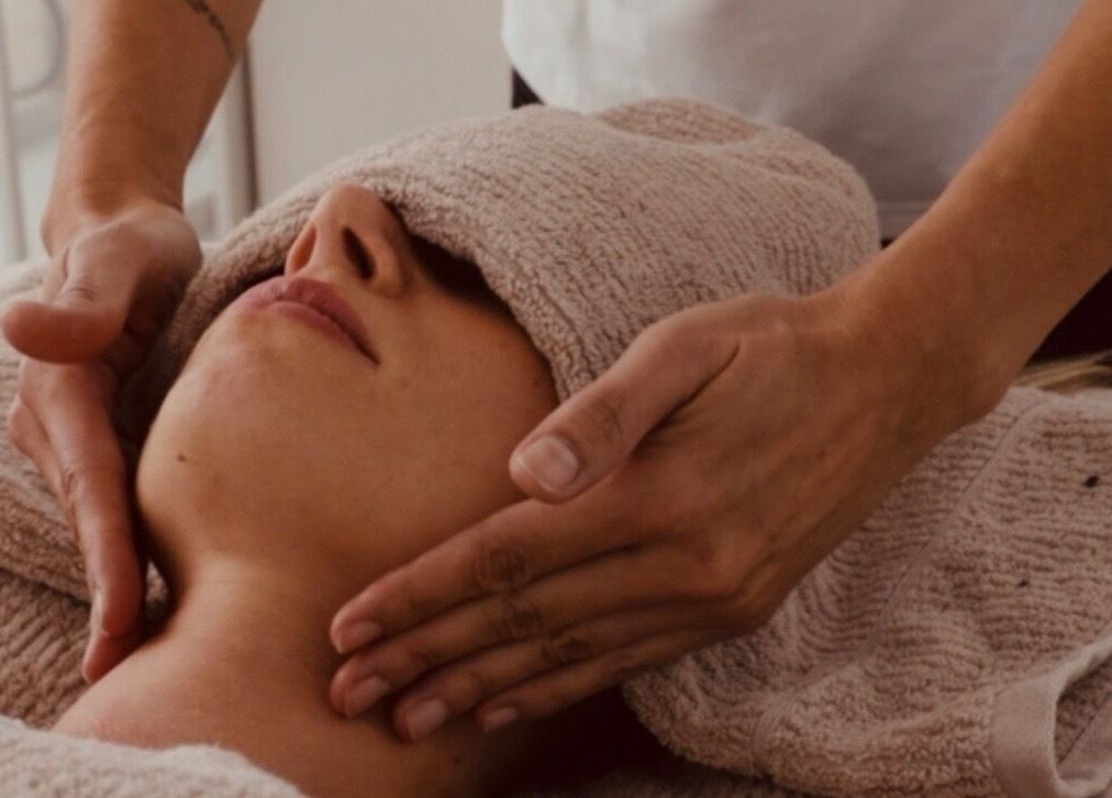 Relaxing face massage at Fisioforma, Broadbeach, Queensland, AU, promoting tranquility and wellness.