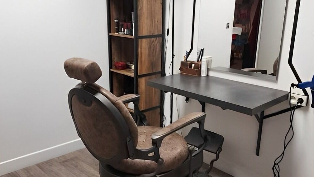 Chaise de coiffure élégante chez Révolu'tifs Studio, Gimont, Occitanie, FR.
