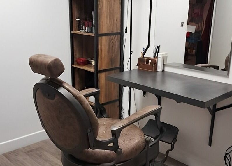 Chaise de coiffure élégante chez Révolu'tifs Studio, Gimont, Occitanie, FR.