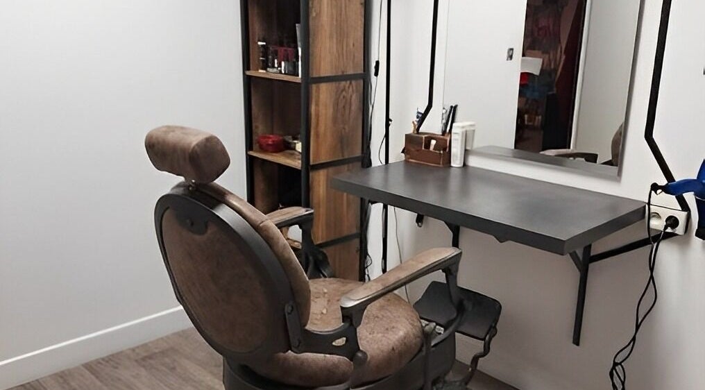 Chaise de coiffure élégante chez Révolu'tifs Studio, Gimont, Occitanie, FR.