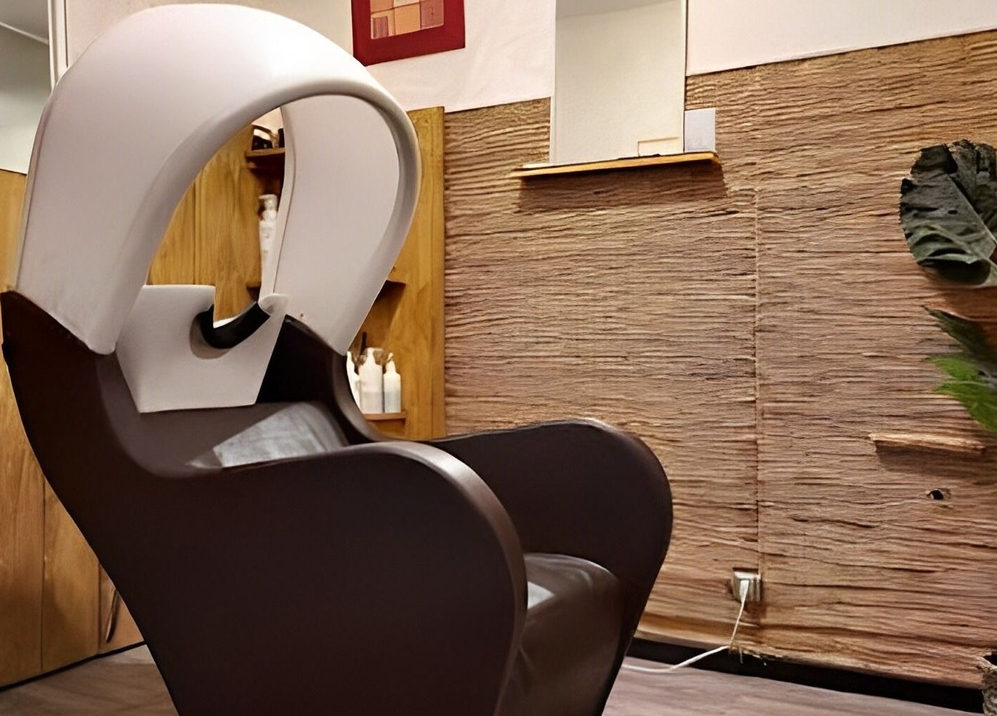 Chauffeuse élégante à Révolu'tifs Studio, Gimont, Occitanie, FR, avec décor en bois raffiné.