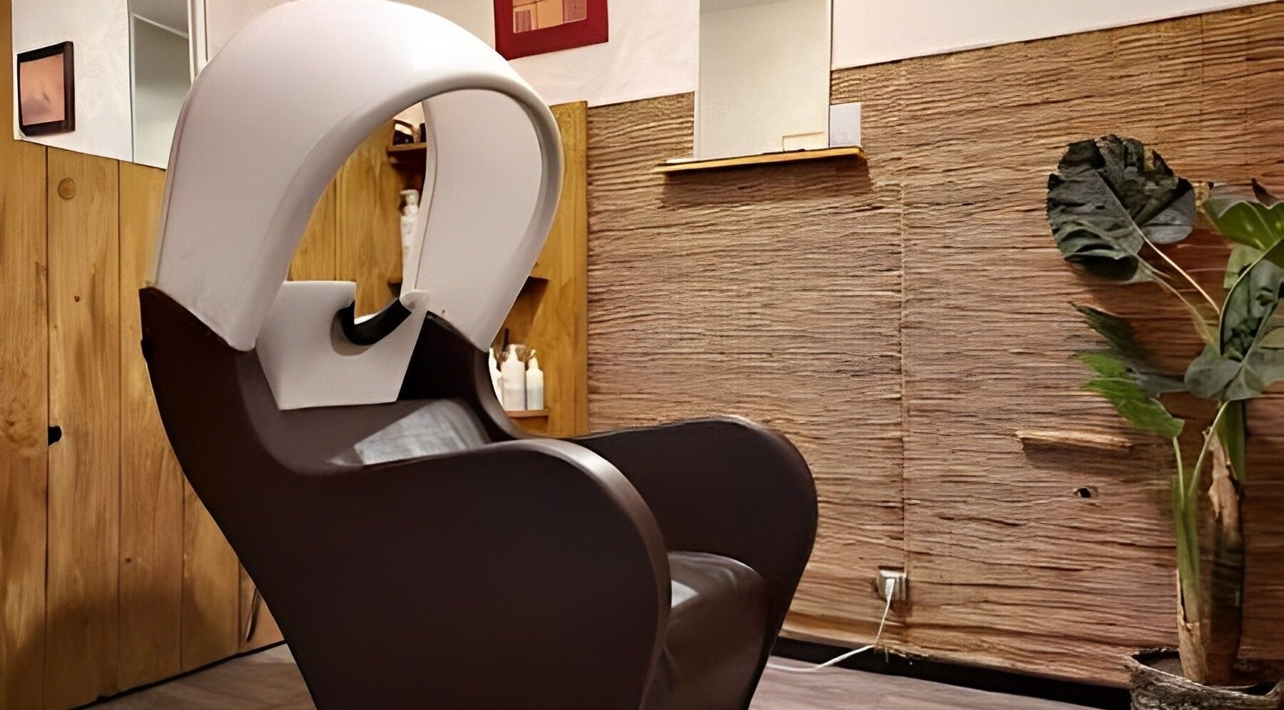 Chauffeuse élégante à Révolu'tifs Studio, Gimont, Occitanie, FR, avec décor en bois raffiné.