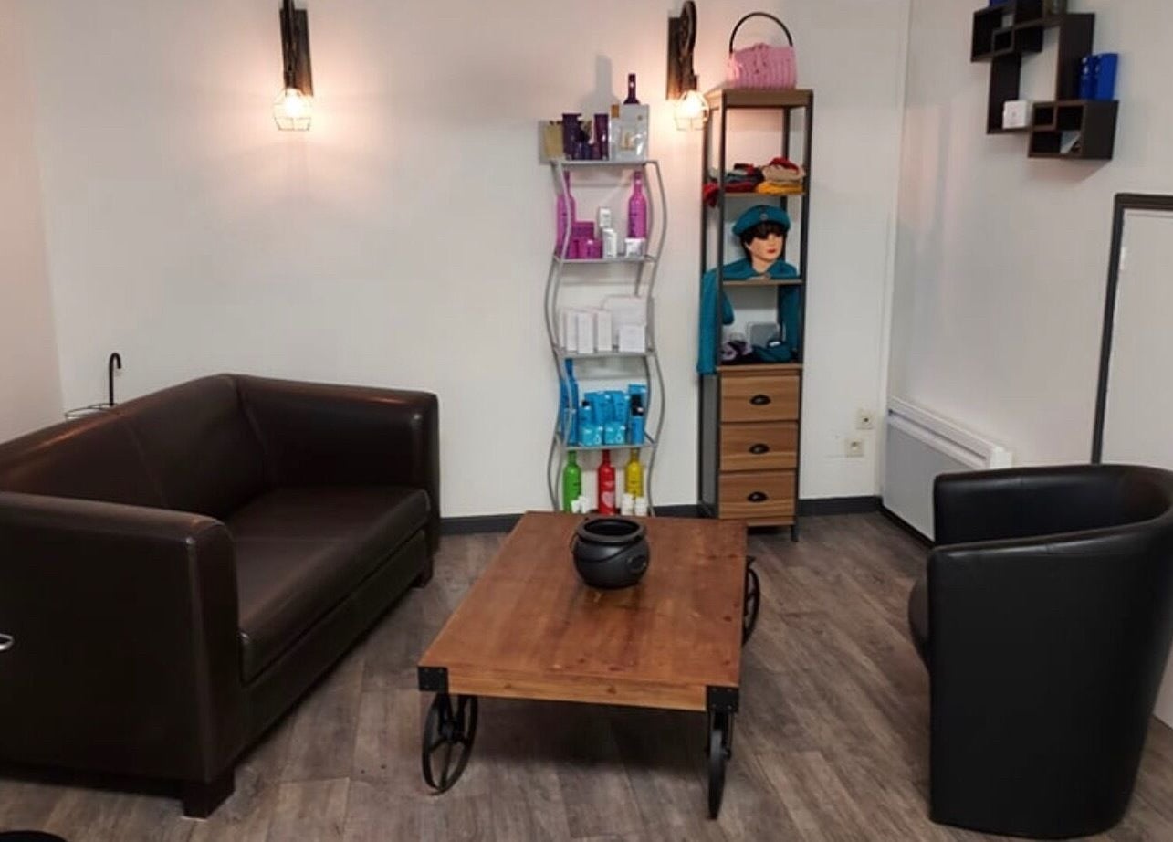Espace détente à Révolu'tifs Studio, Gimont, Occitanie, FR avec fauteuils et produits de beauté.
