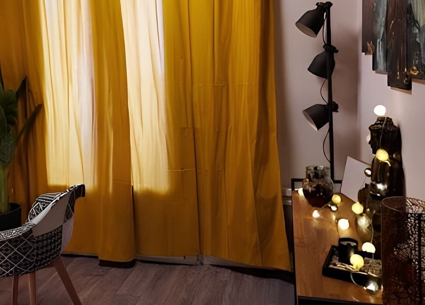 Intérieur élégant de Révolu'tifs Studio à Gimont, Occitanie, FR avec rideaux dorés et décor lumineux.