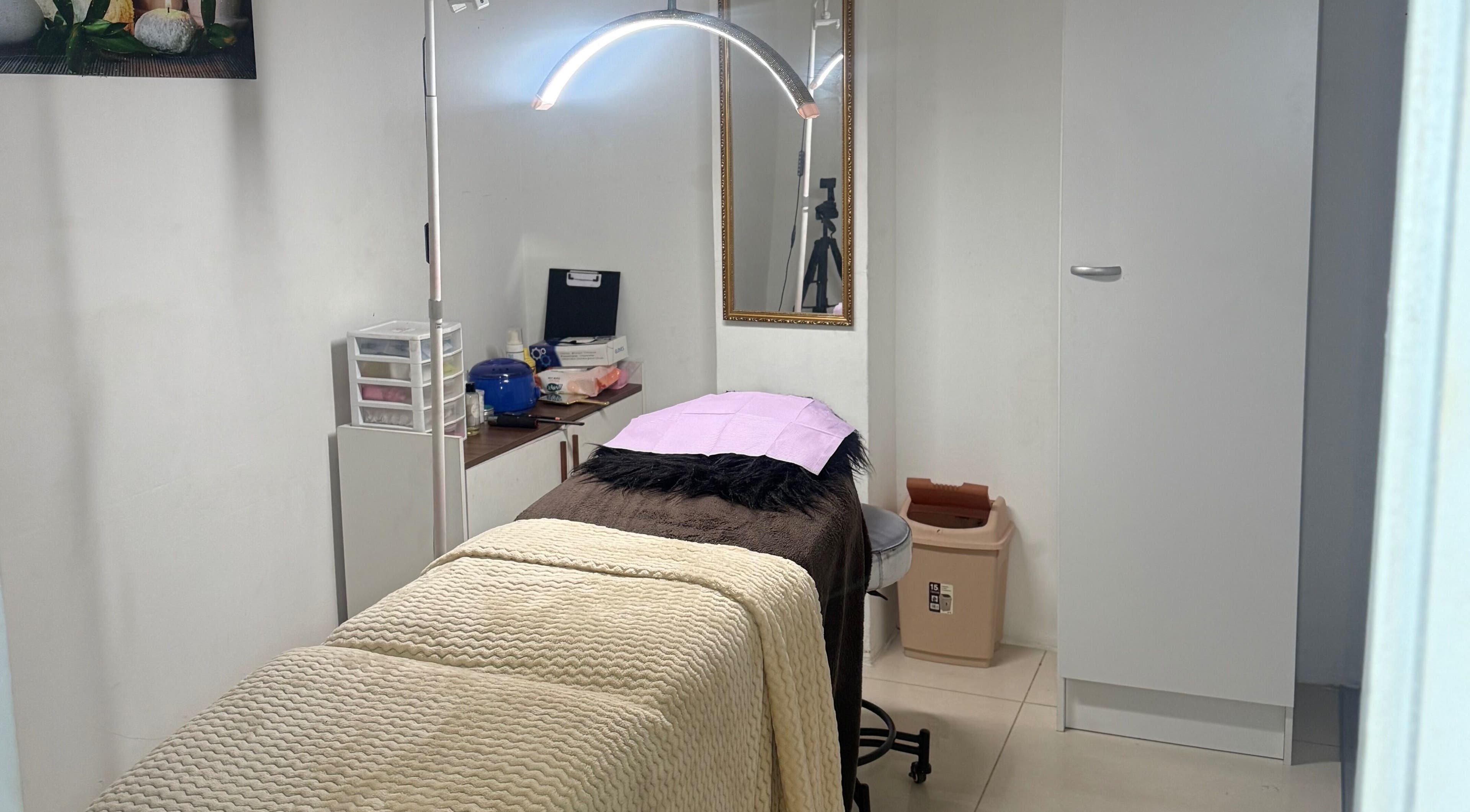 Relaxing treatment room at Cas Magic, Willemstad, Curaçao, CW with a massage table and soothing decor.